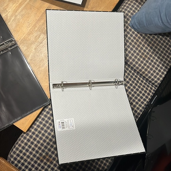 3 new binders and 3 new folders - Picture 5 of 8